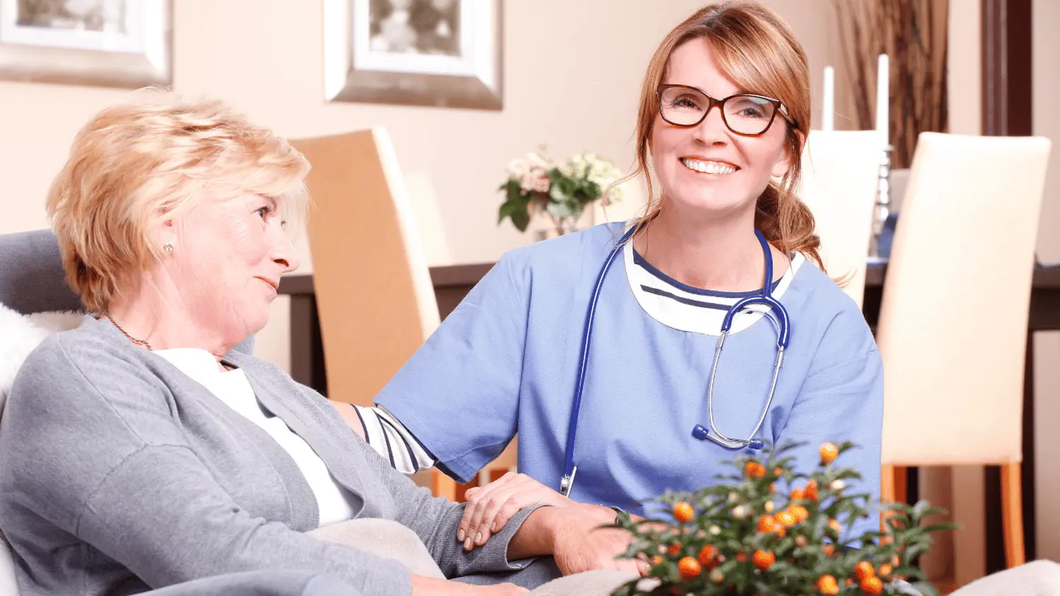 Krankenschwester kümmert sich um eine ältere Dame von Frontida