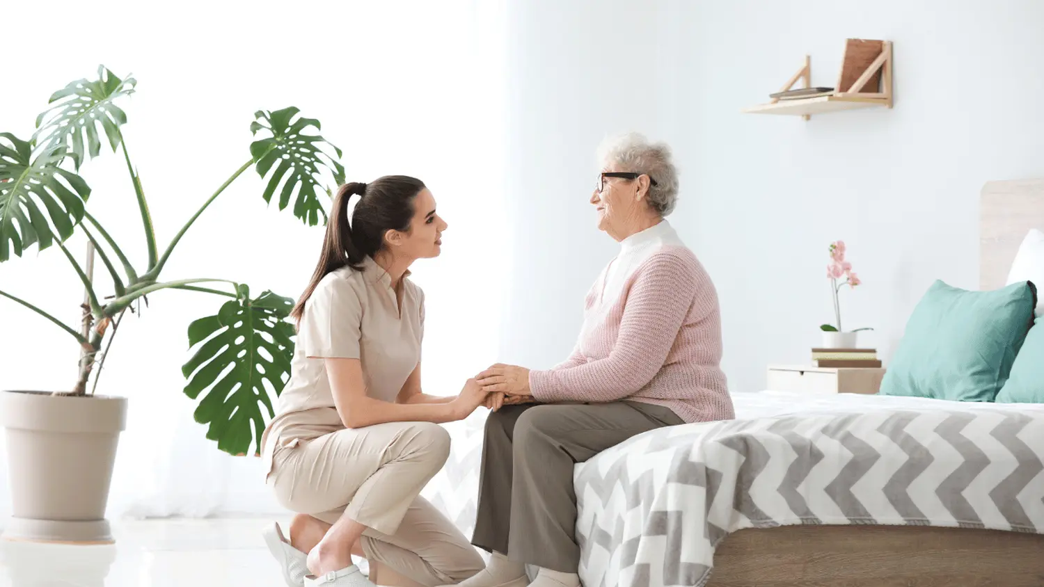 Krankenschwester kümmert sich um eine ältere Dame von Frontida