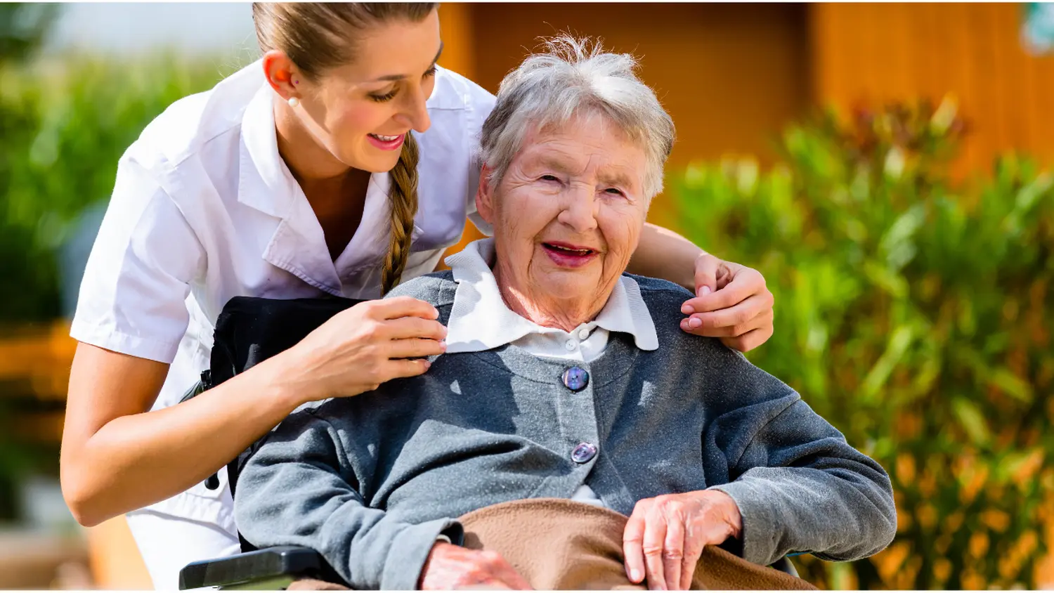 Krankenschwester kümmert sich um eine ältere Dame von Frontida