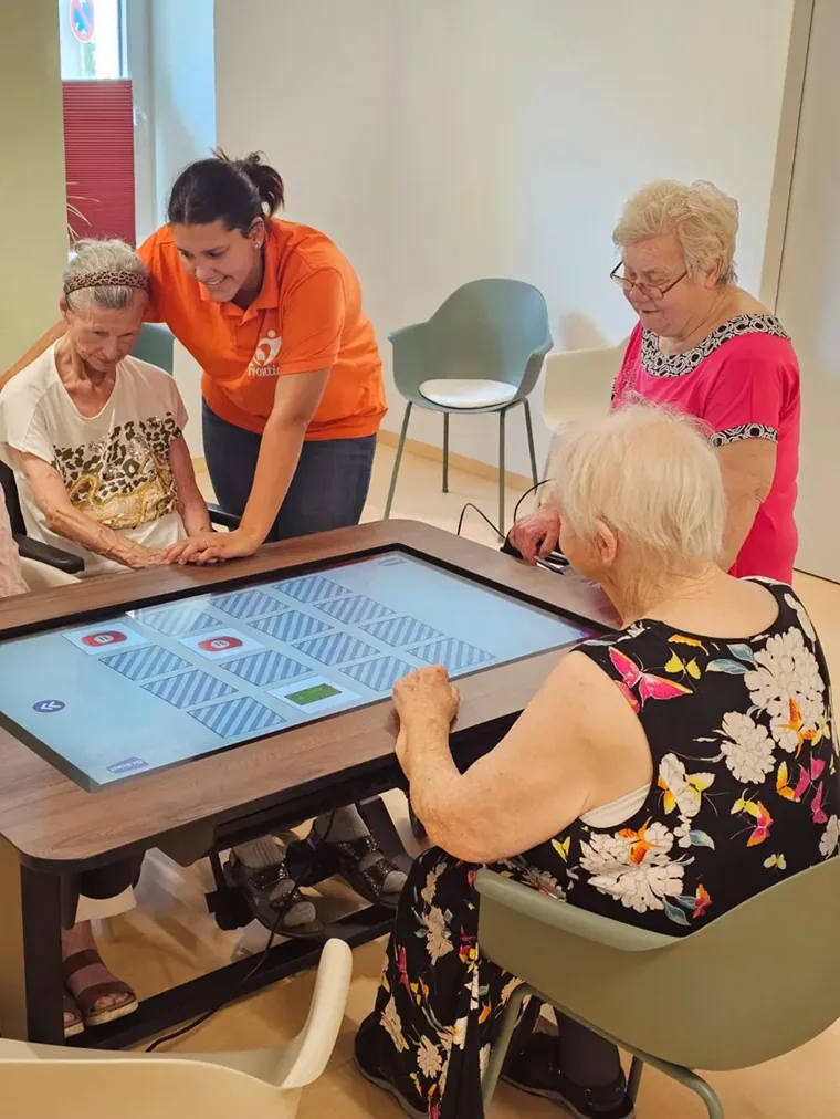 Aktivierende Tagesgestaltung in der Frontida Tagespflege – Memory am digitalen Spieltisch mit Betreuerin